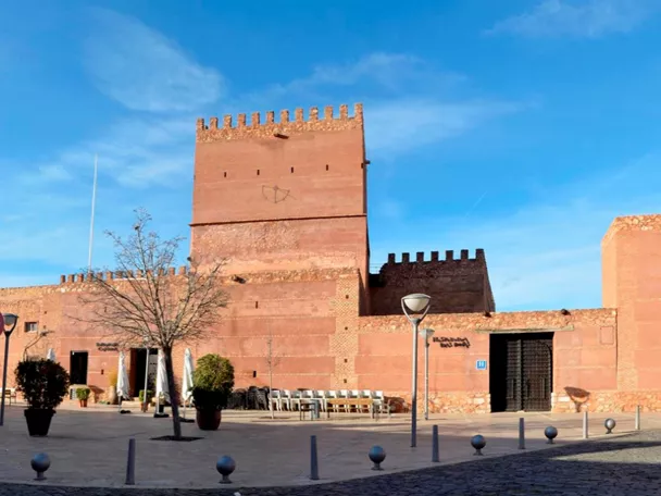 Conjunto defensivo de ladrillo visto con torres almenadas