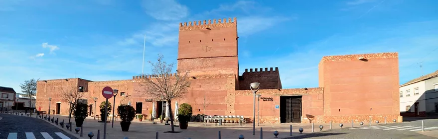 Conjunto defensivo de ladrillo visto con torres almenadas