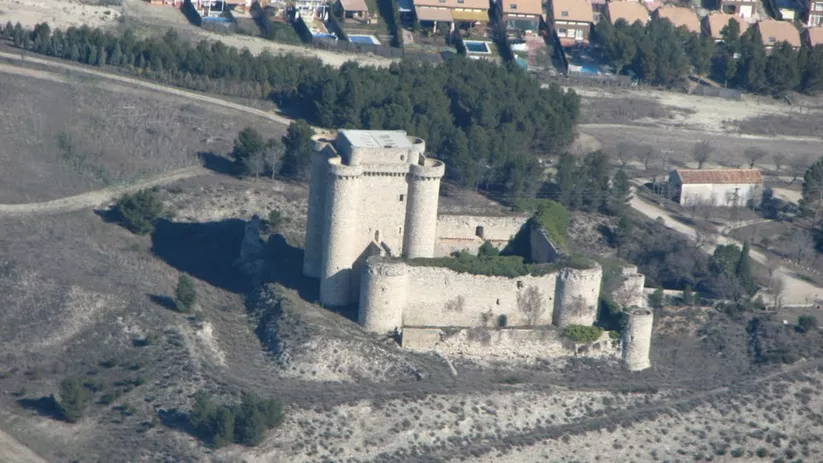 Vista aérea de castillo junto a urbanización