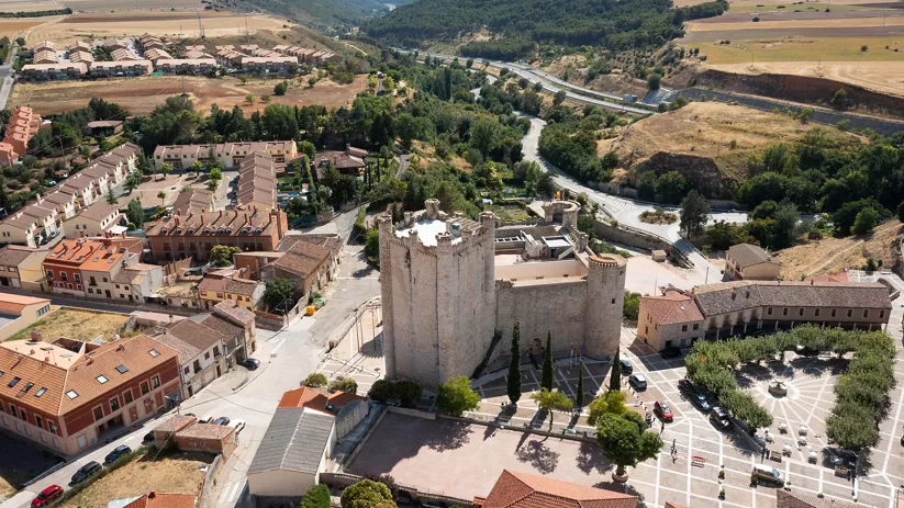 Vista aérea de castillo y casco urbano.