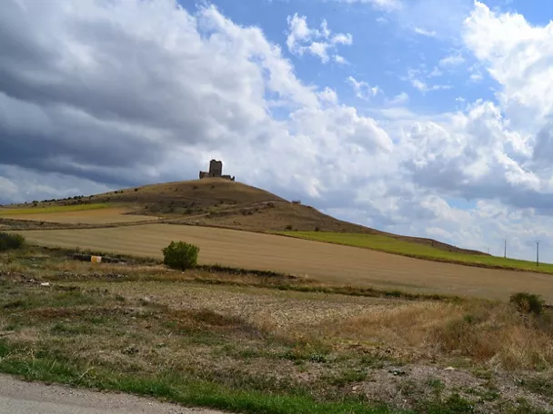 Ruinas de castillo sobre colina.