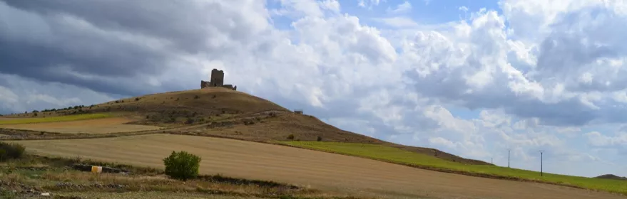 Ruinas de castillo sobre colina.
