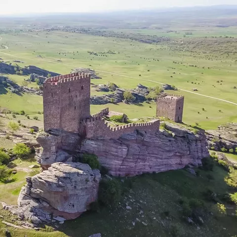 Torres defensivas dominando paisaje abierto