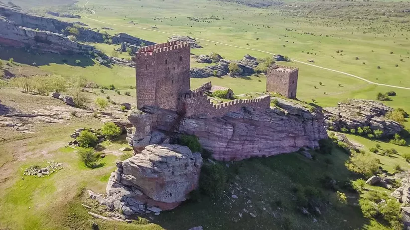 Torres defensivas dominando paisaje abierto