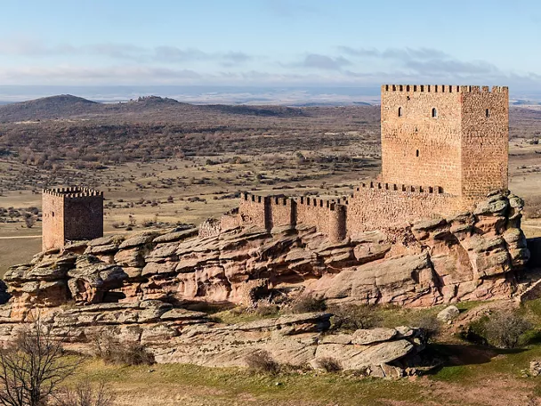 Fortaleza medieval sobre cresta rocosa
