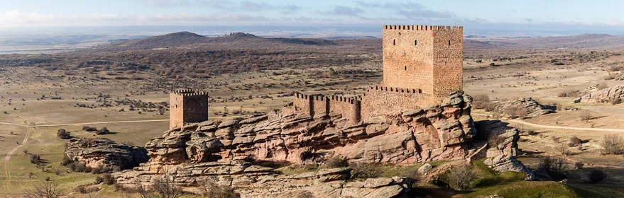 Fortaleza medieval sobre cresta rocosa
