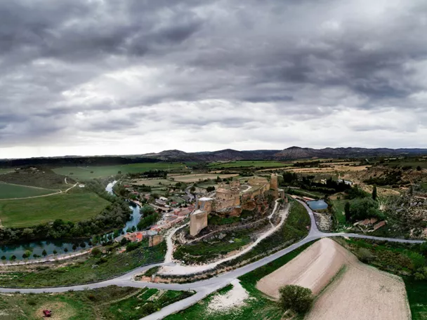 Castillo medieval en lo alto de un cerro junto al río.