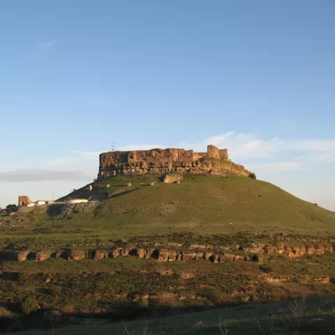 Panorámica del castillo de Monteagudo de las Salinas