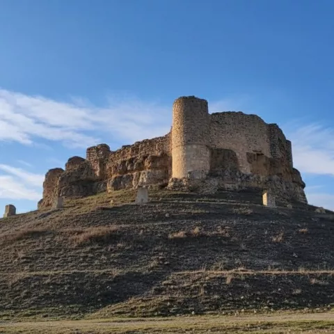 Vista del castillo de Monteagudo de las Salinas en Cuenca