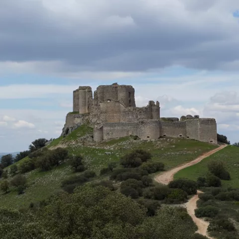 Las nubes sobre el castillo de Puebla de Almenara