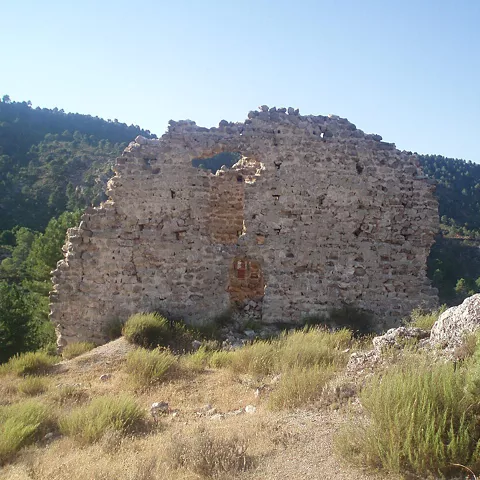 Vistas de ruina del castillo de Vegallera