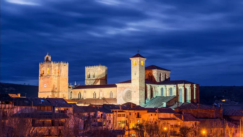 Vista nocturna de edificio monumental iluminado