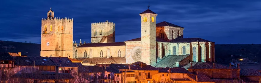 Vista nocturna de edificio monumental iluminado