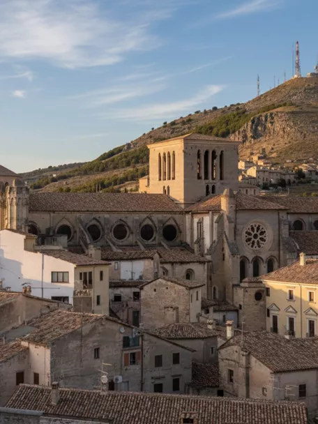 Vista aérea del casco histórico con catedral y colina al fondo