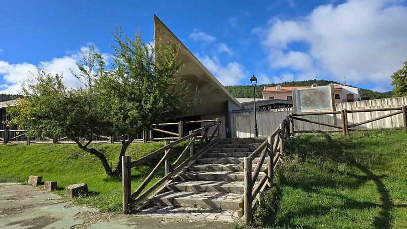 Fachada del Centro de Interpretación del Parque Natural Serranía de Cuenca en Tragacete