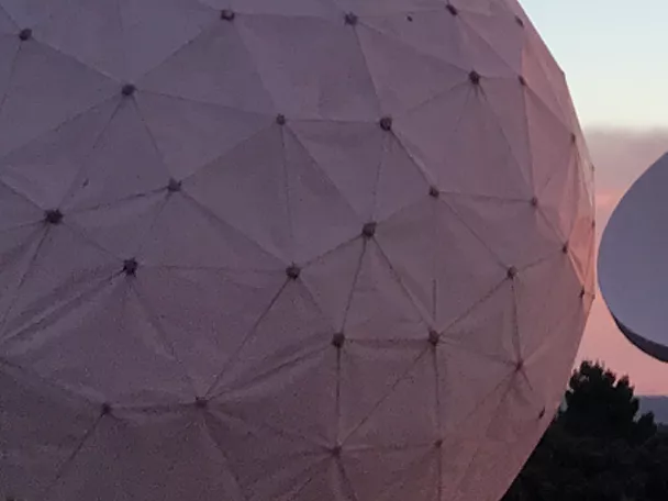 Radiotelescopios al atardecer.