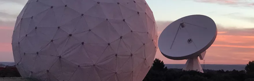 Radiotelescopios al atardecer.