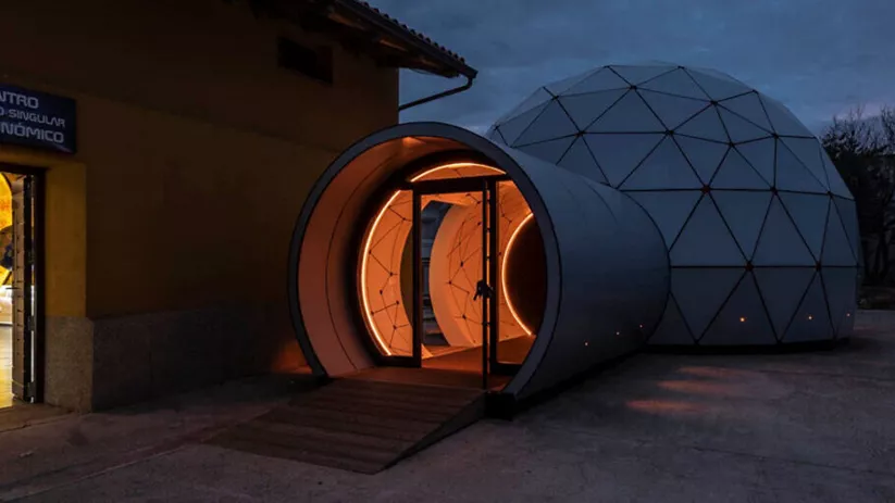 Centro astronómico iluminado al anochecer.