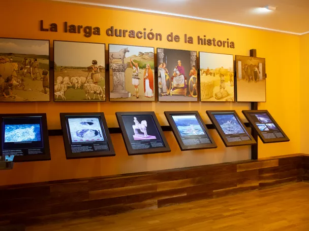 Paneles expositivos sobre historia antigua.