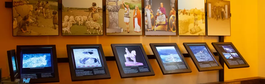 Paneles expositivos sobre historia antigua.