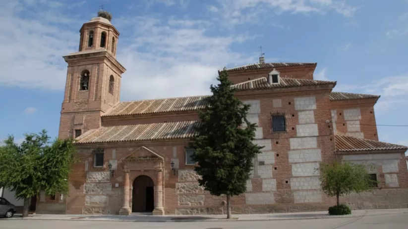 Iglesia de ladrillo con torre y fachada sobria