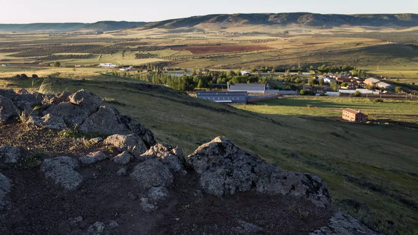 Vista panorámica de campos y construcciones rurales