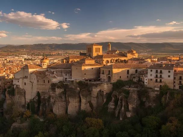 Vista panorámica de campos y montes, con el pueblo integrado en el paisaje.