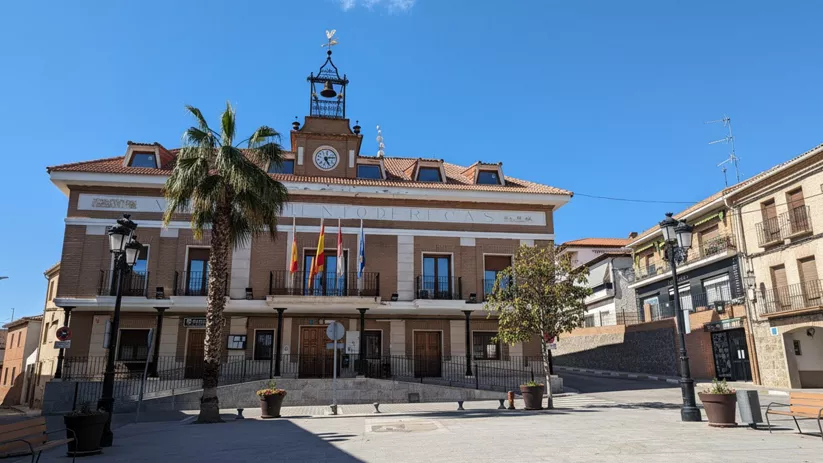 Fachada de edificio institucional con reloj y balcones