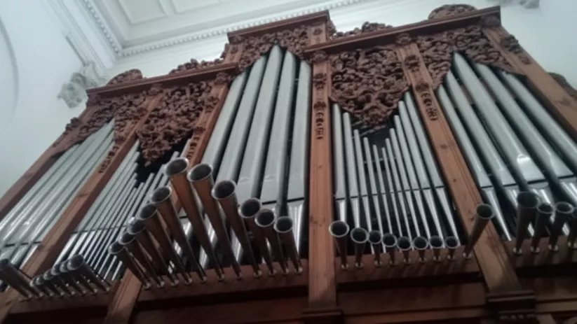 Detalle de tubos de órgano en estructura tallada.