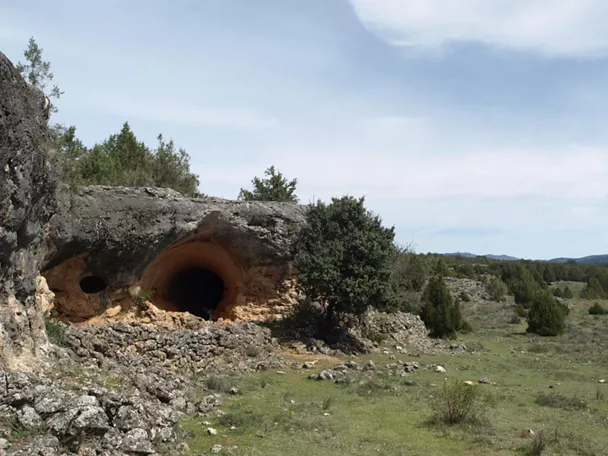 Cuevas excavadas en roca.