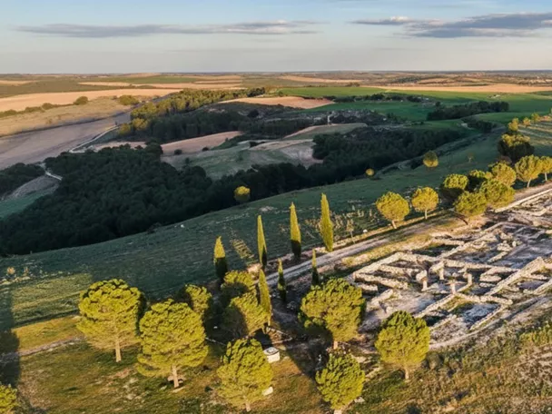 Vista aérea de yacimiento sobre colina
