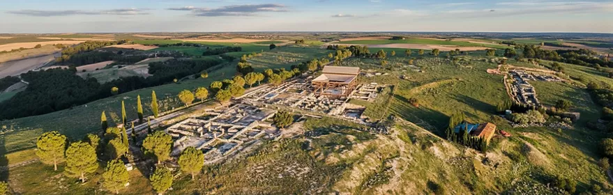 Vista aérea de yacimiento sobre colina