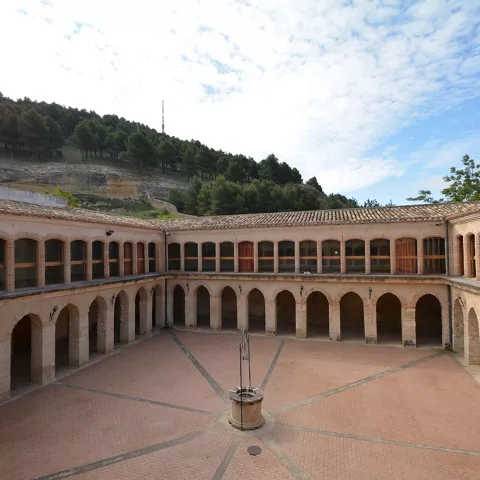 Patio interior con arcos del claustro mudéjar de Santo Domingo