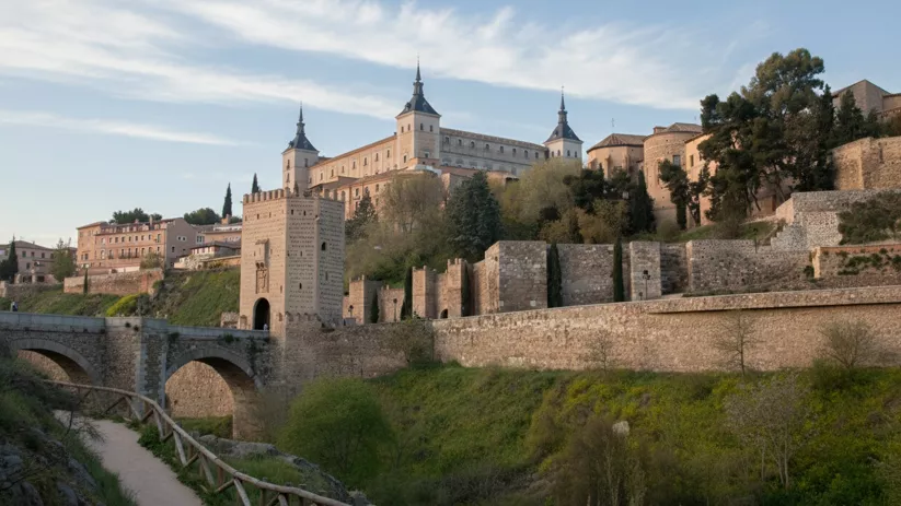 Conjunto monumental amurallado junto a puente de piedra