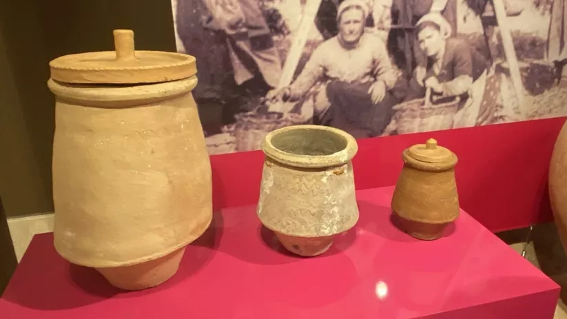 Recipientes de cerámica tradicional expuestos en vitrina