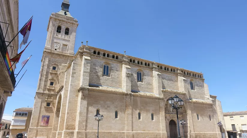 Fachada de iglesia de piedra bajo cielo azul intenso