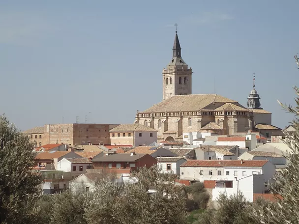 Vista panorámica de una iglesia sobresaliendo sobre las casas del pueblo