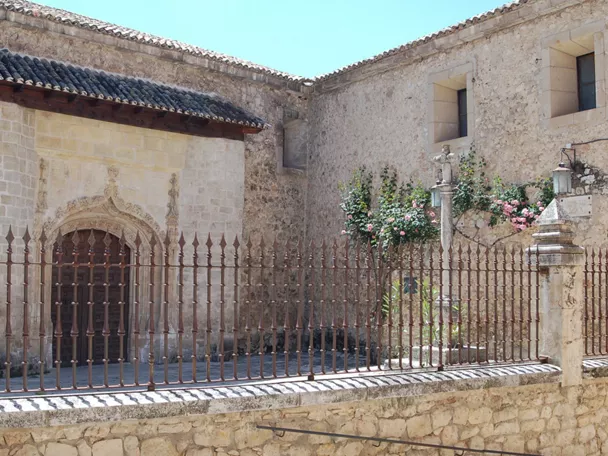 Fachada histórica de templo renacentista.