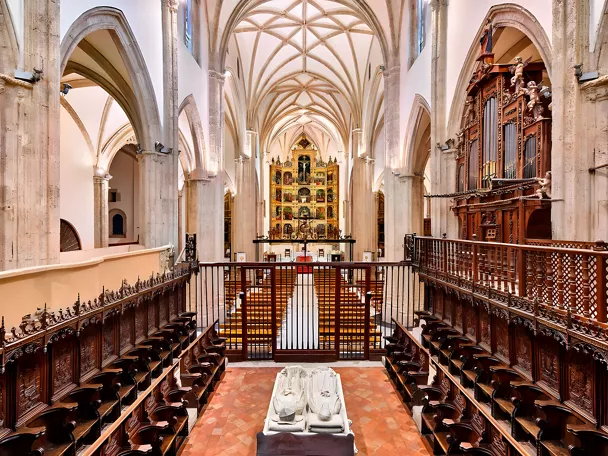 Nave de iglesia con bóvedas altas, coro y gran órgano