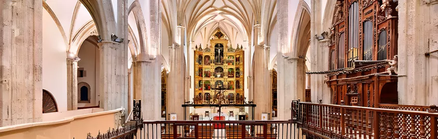 Nave de iglesia con bóvedas altas, coro y gran órgano