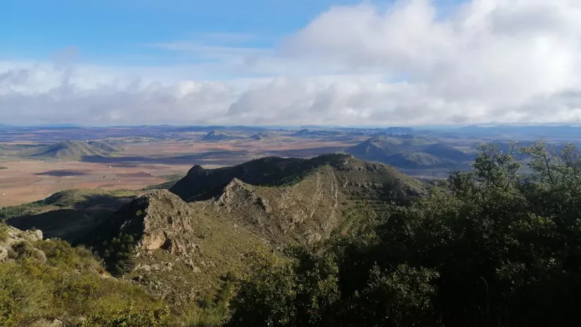 Paisaje montañoso en cielo con nubes