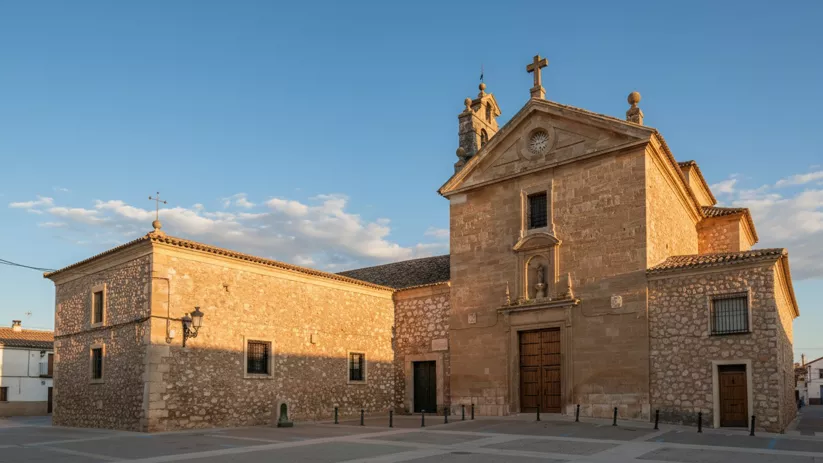 Iglesia de Santiago Apóstol de San Clemente, parte del conjunto histórico protegido