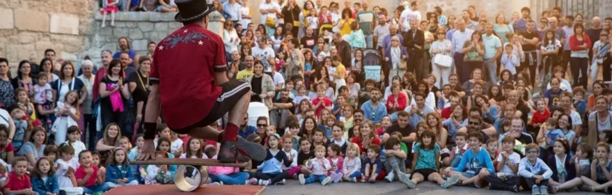 Espectáculo de circo ante público familiar en plaza histórica