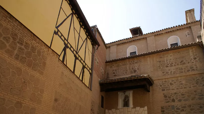 Entrada de convento con hornacina sobre la puerta.