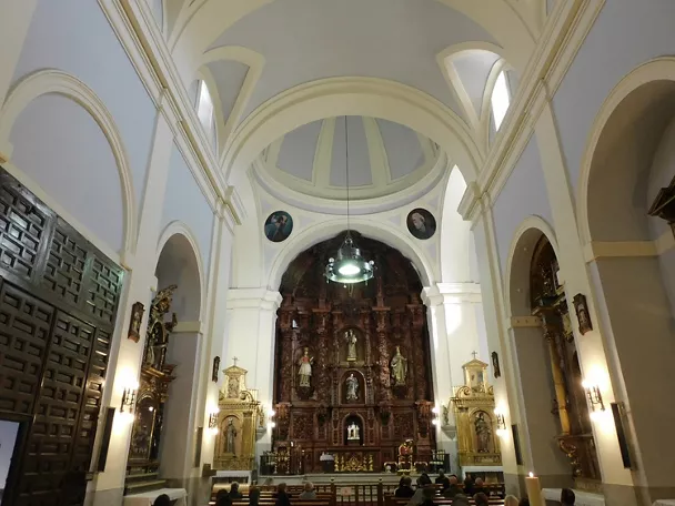 Interior de iglesia con bóveda alta y altar principal.