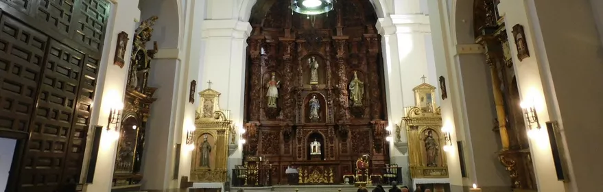 Interior de iglesia con bóveda alta y altar principal.