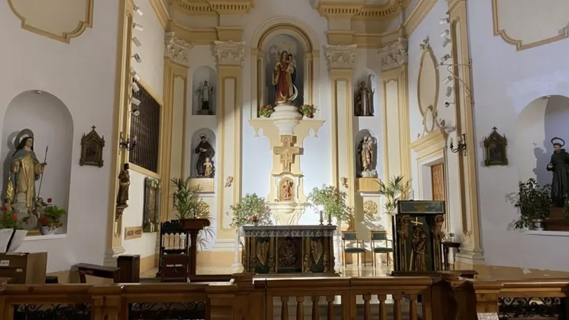 Capilla con cúpula decorada y molduras doradas.