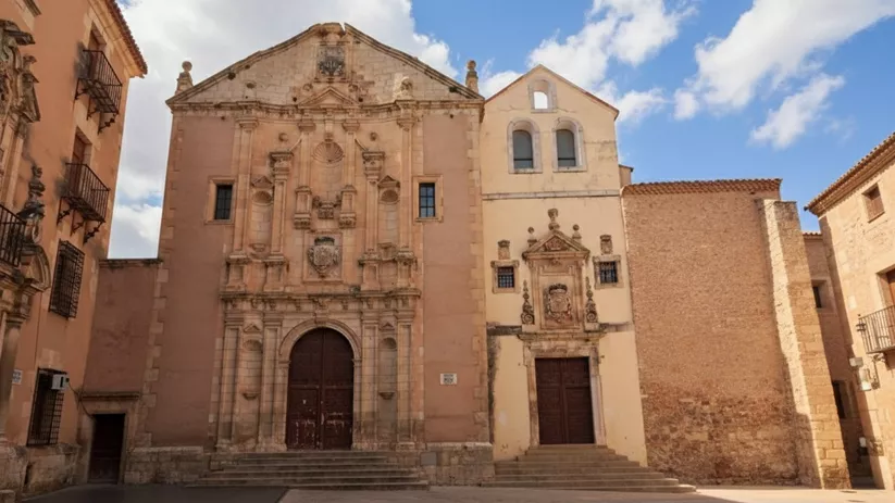Fachada monumental con portada tallada en piedra
