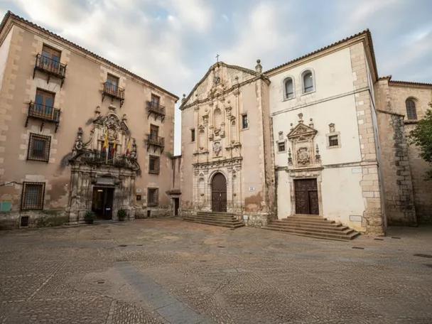 Plaza con fachadas históricas y portada barroca