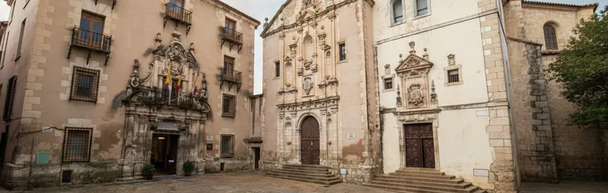 Plaza con fachadas históricas y portada barroca
